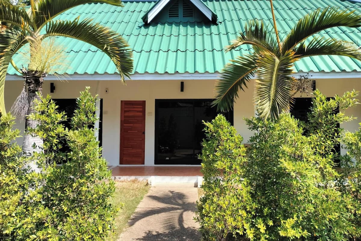 Family Studio | In-room safe, desk, iron/ironing board, free WiFi