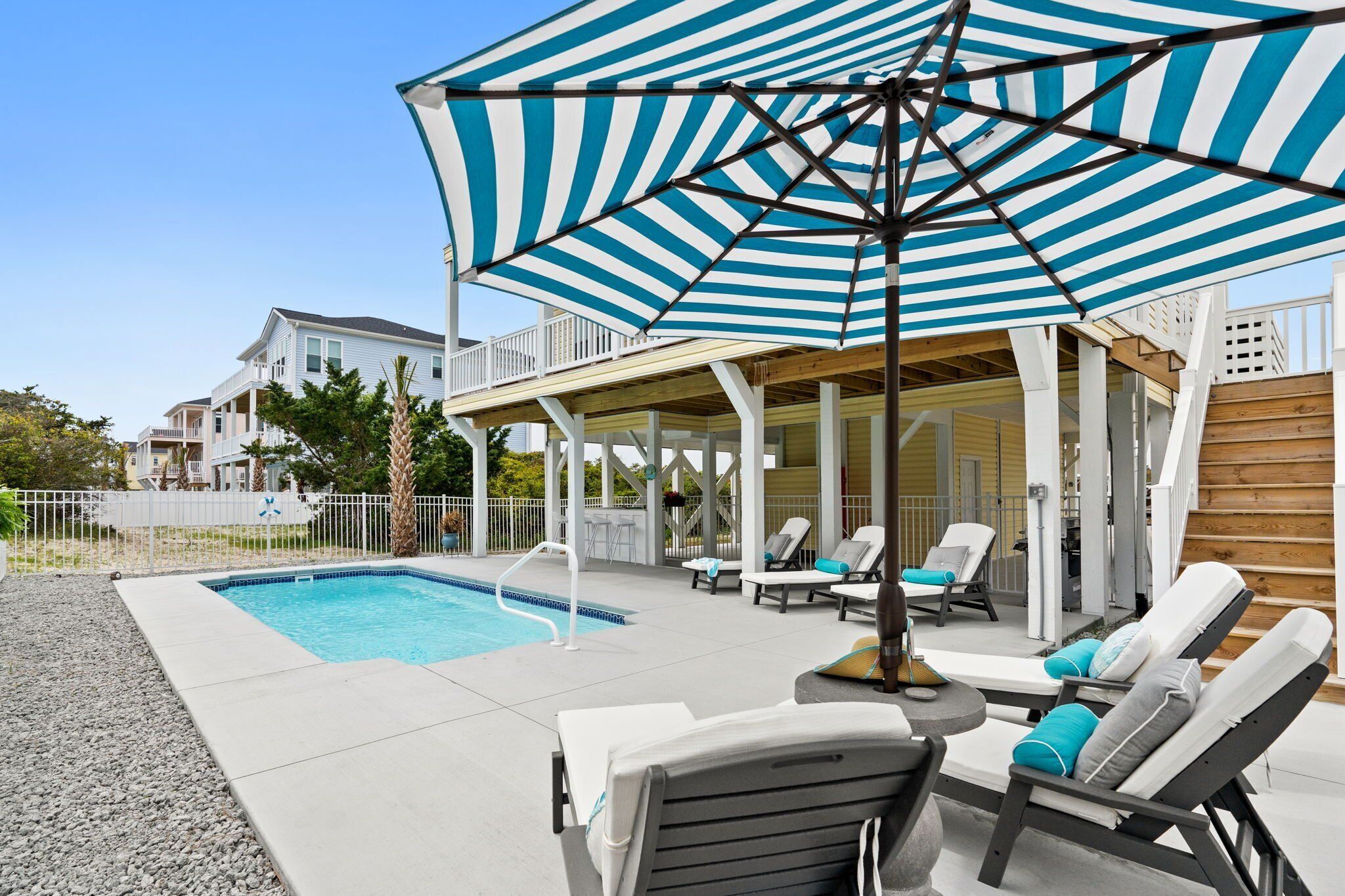 "Toes In The Sand" Private Pool, Elevator, Tiki Bar, Pool Table, Easy Beach Access!