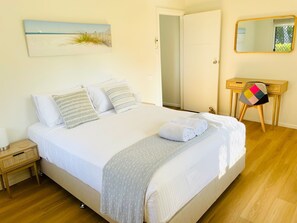 2 bedrooms, desk, iron/ironing board, free WiFi - Ground Floor with Water Views (Urangan)