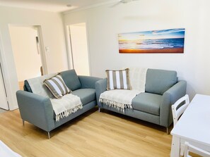 Smart TV, books - Ground Floor with Water Views (Urangan)