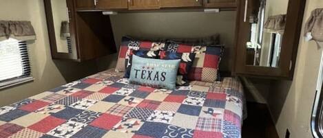 Desk, iron/ironing board, WiFi, bed sheets