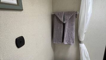 Tina con regadera y secadora de cabello