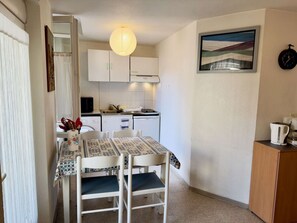 Fridge, microwave, oven, stovetop - 2 rooms 43m2 - 1 bedroom - city center - Quiet area (Digne-les-bains)