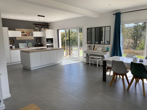 Beautiful modern villa with private pool, quiet, located 20 minutes from Frejus…