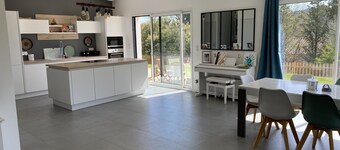 Beautiful modern villa with private pool, quiet, located 20 minutes from Frejus…