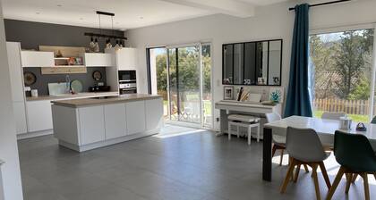 Beautiful modern villa with private pool, quiet, located 20 minutes from Frejus…