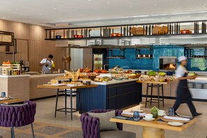 4 restaurantes; se sirven cenas 