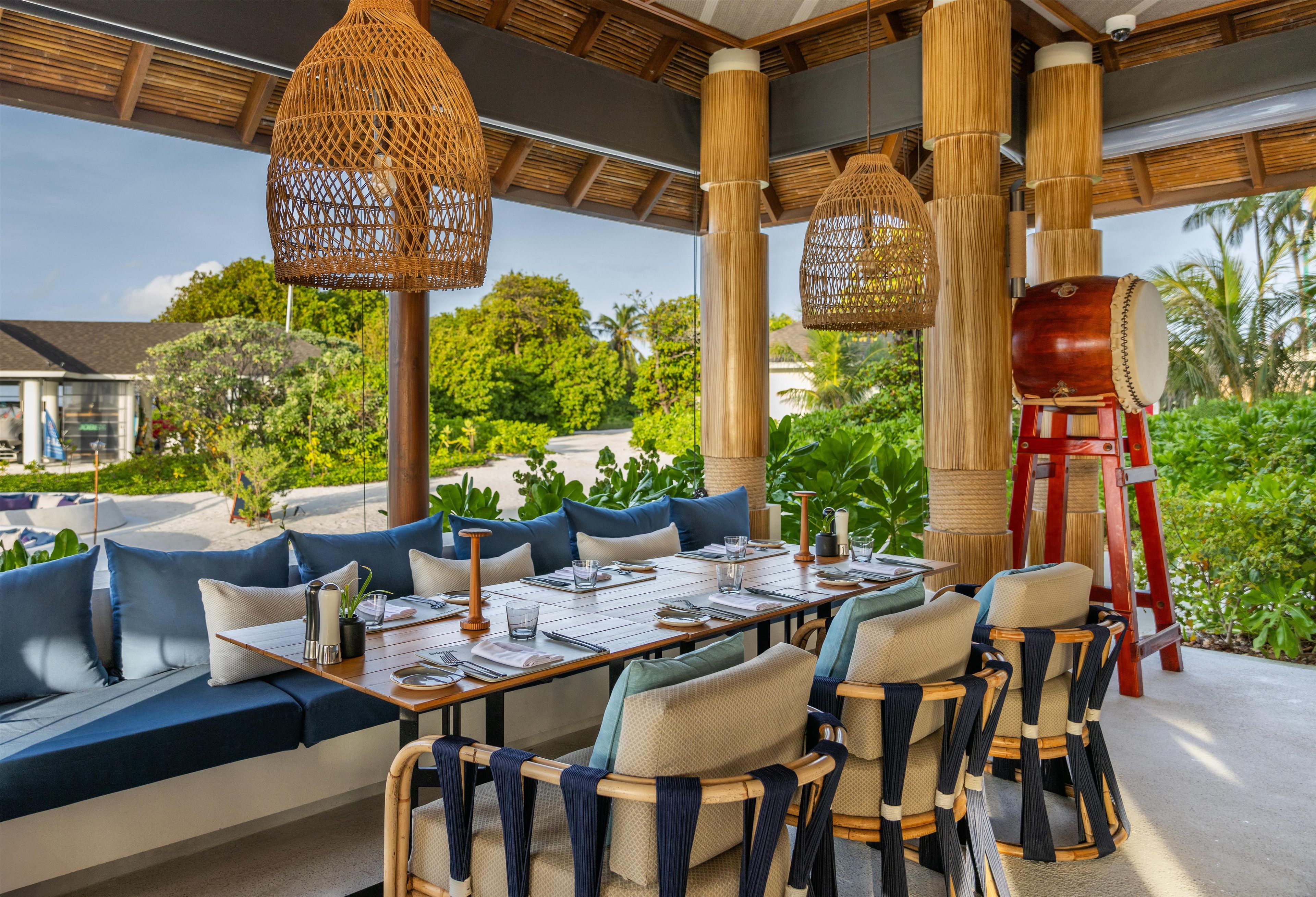 4 restaurantes, é servido jantar