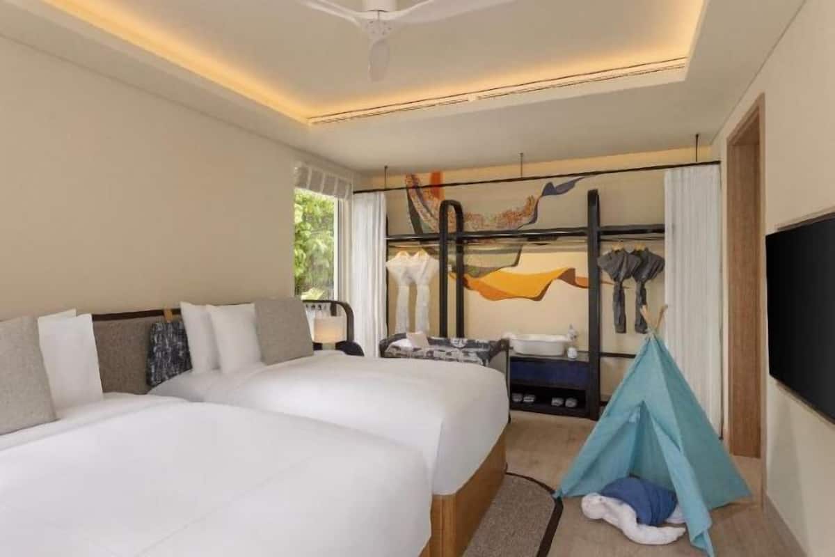 1 bedroom, Egyptian cotton sheets, premium bedding, down comforters