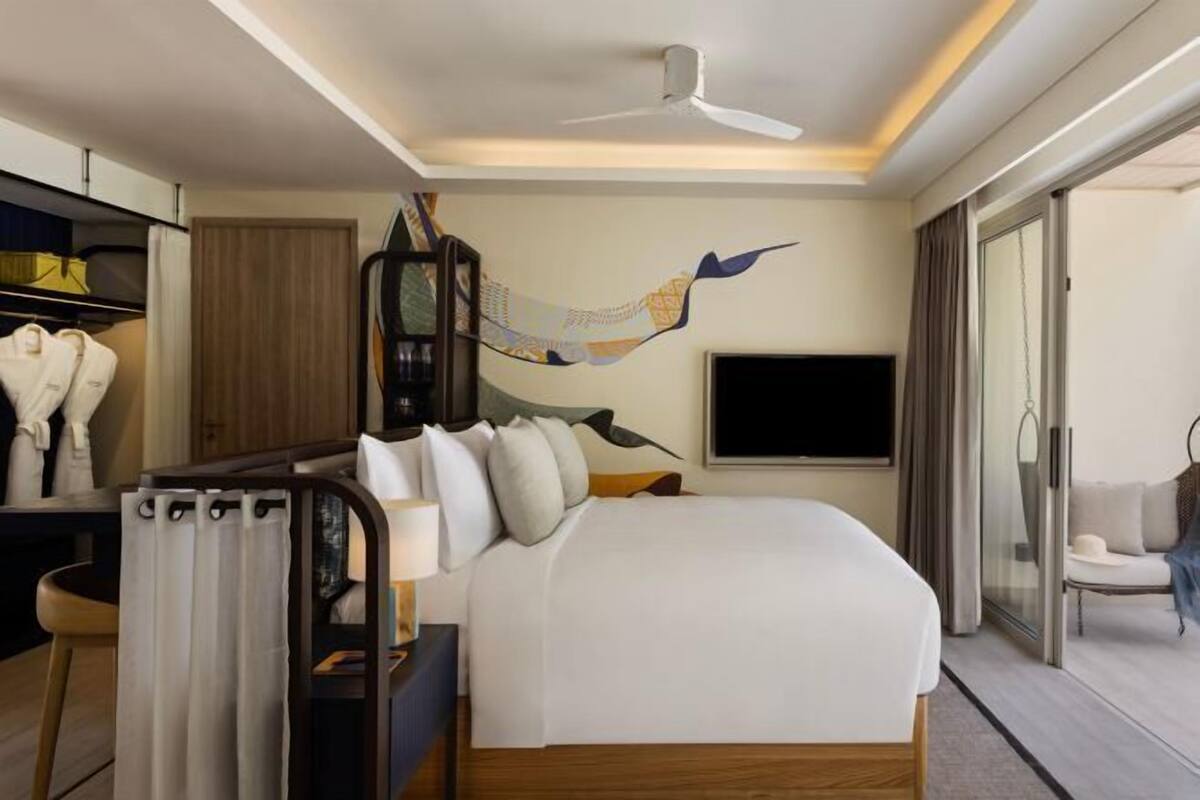 1 bedroom, Egyptian cotton sheets, premium bedding, down comforters