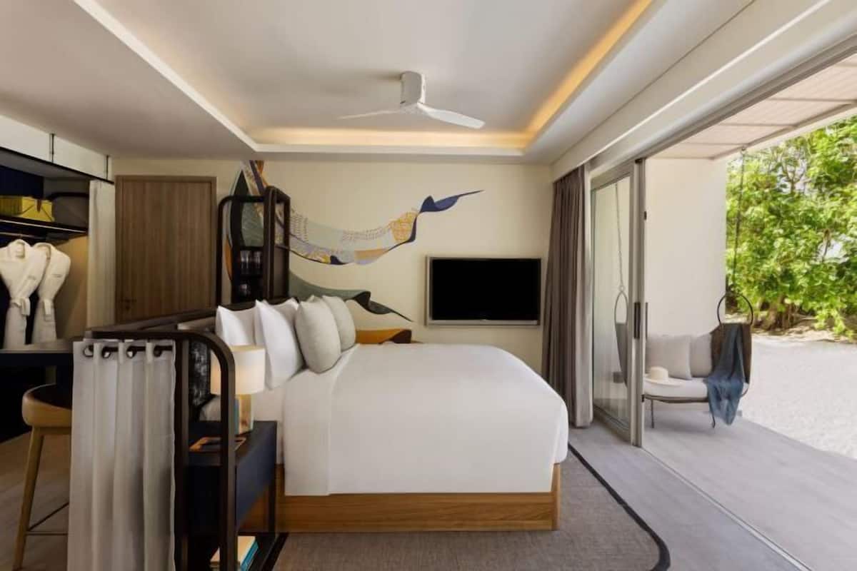 1 bedroom, Egyptian cotton sheets, premium bedding, down comforters