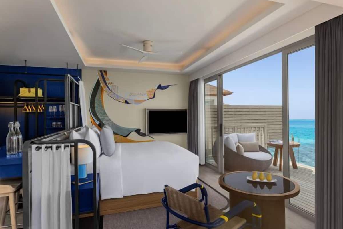 1 bedroom, Egyptian cotton sheets, premium bedding, down comforters