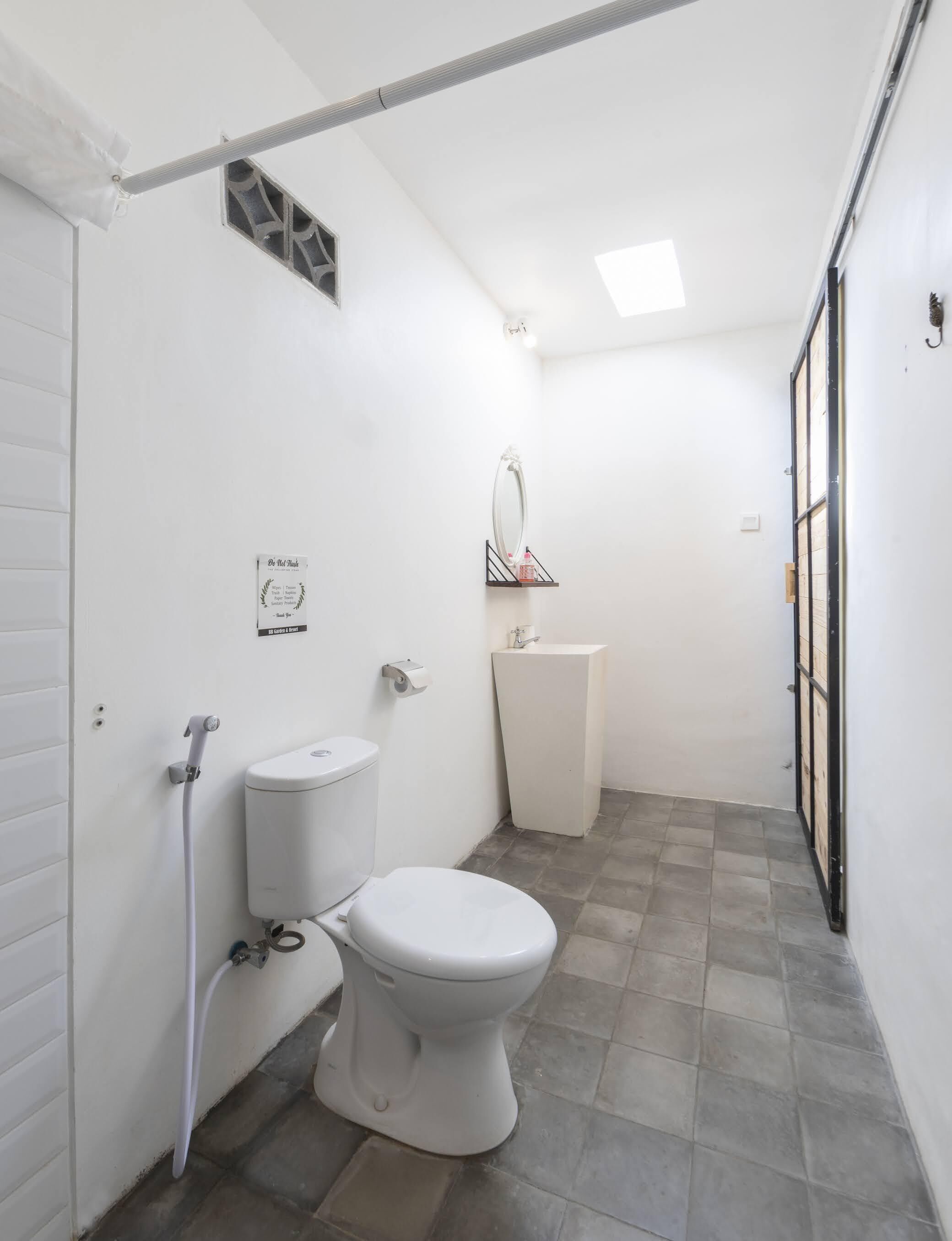 Un bagno piccolo e pulito con WC, lavandino e doccia.