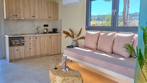 Een moderne keuken met houten kastjes, een ingebouwde magnetron en een raam met uitzicht op een prachtig landschap.