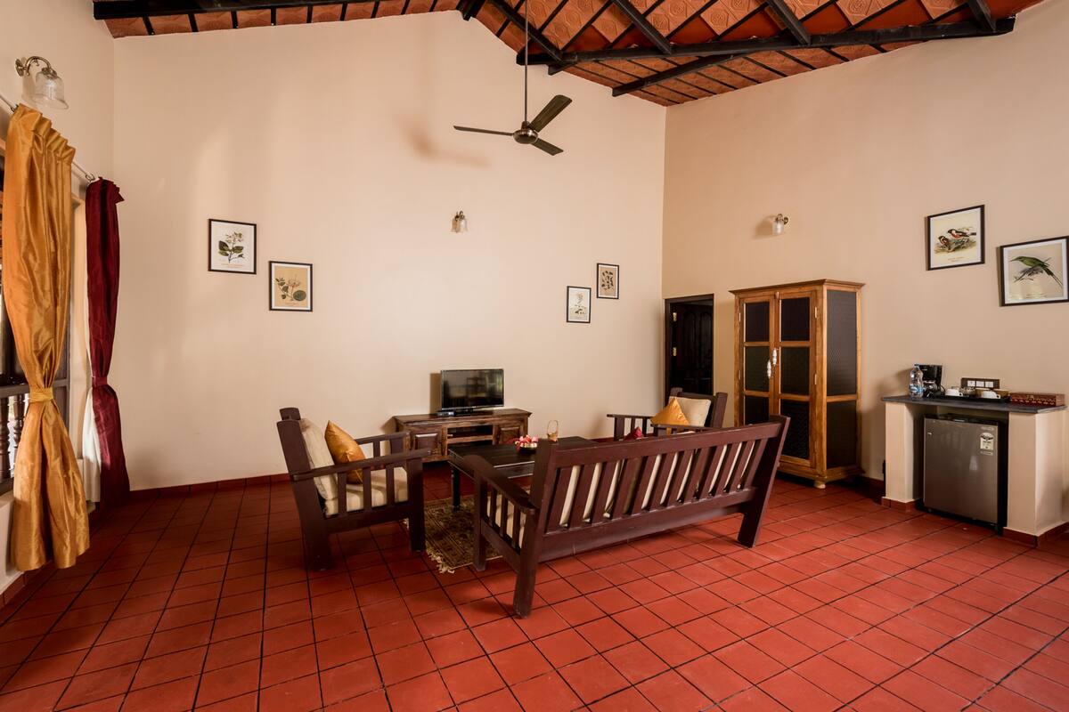 Grand Cottage | Área de sala de estar | Televisión LCD de 35 pulgadas con canales por cable y televisión