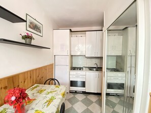 Stovetop, dining tables, kitchen islands - LINA'S HOUSE ON THE SEA Lido Gallipoli (Gallipoli)