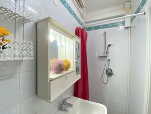 Shower, bidet - LINA'S HOUSE ON THE SEA Lido Gallipoli (Gallipoli)