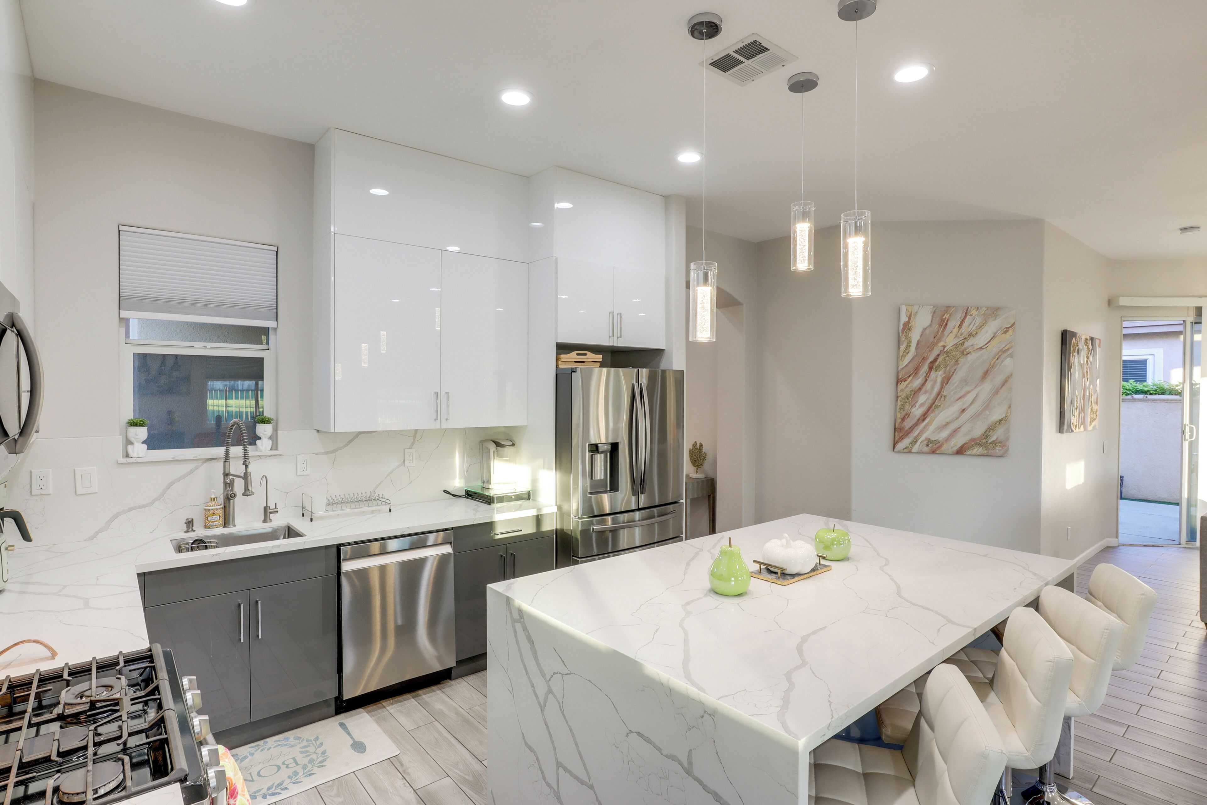 Réfrigérateur, micro-ondes, plaque de cuisson, lave-vaisselle