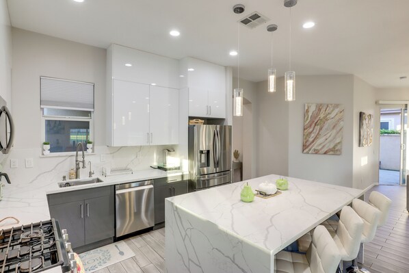 Fridge, microwave, stovetop, dishwasher