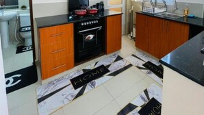Mini-fridge, microwave, blender, cookware/dishes/utensils - Stay.Plus Seville Apartments Shanzu (Mombasa)