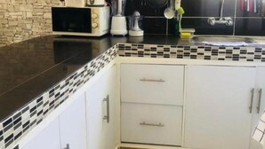 Tủ lạnh nhỏ, lò vi sóng, máy xay thực phẩm 
