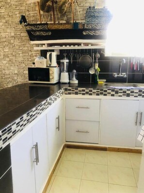 Mini-fridge, microwave, blender, cookware/dishes/utensils - StayPlus Shree Link Star Apartment Nyali (Mombasa)