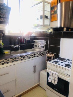 Mini-fridge, microwave, blender, cookware/dishes/utensils - StayPlus Shree Link Star Apartment Nyali (Mombasa)