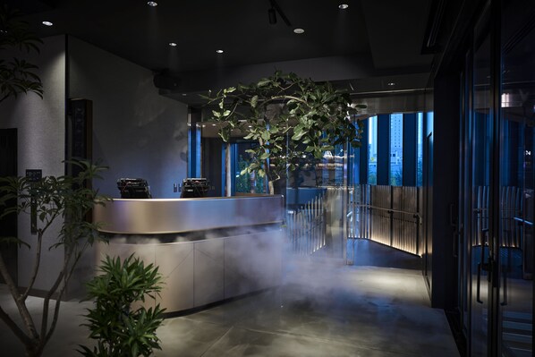 3 bars/lounges