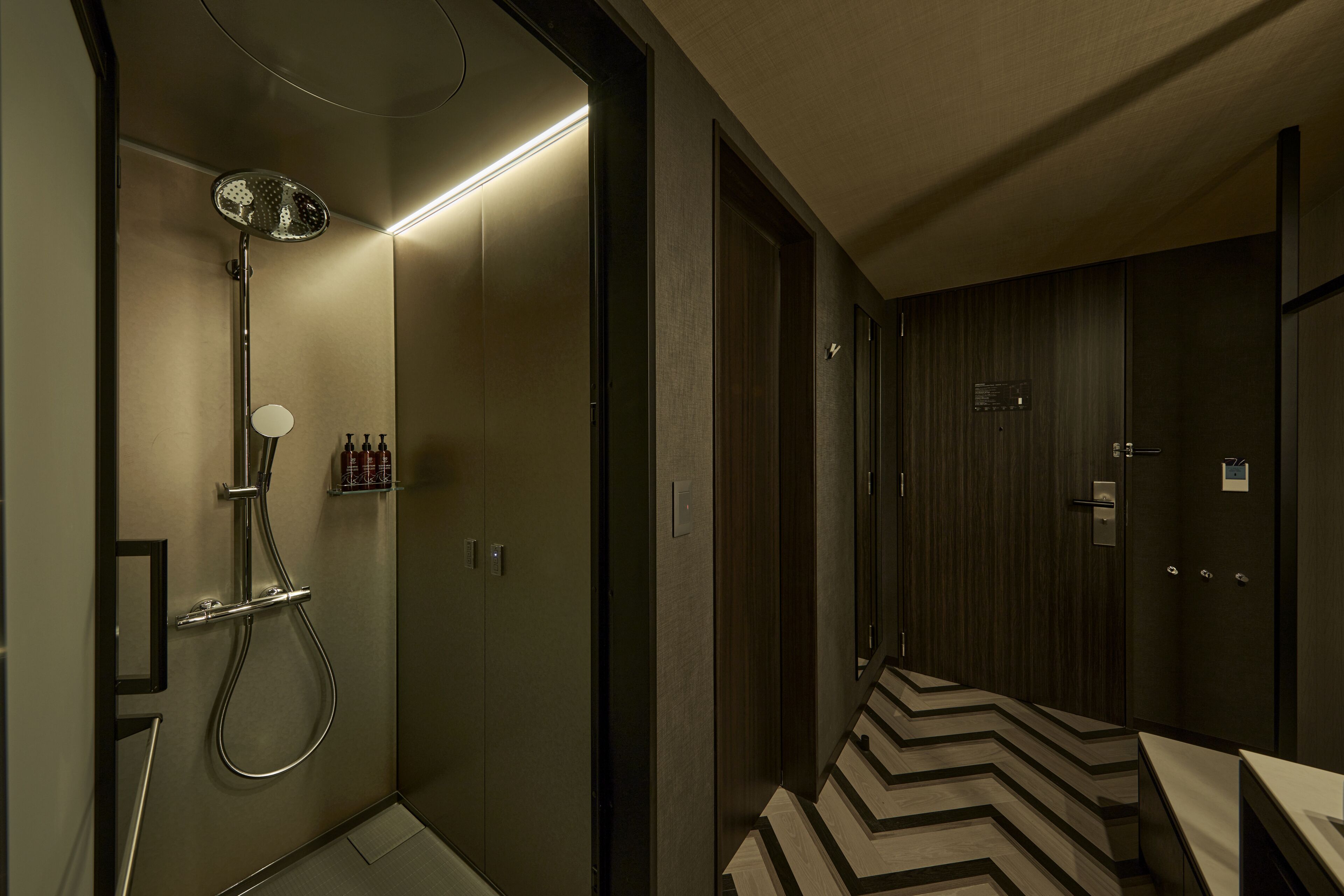 Un baño moderno con ducha, tocador y espejo.