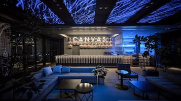 3 bars/lounges