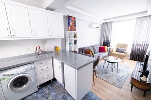 MANOLYA | Intérieur