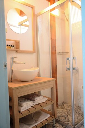 Leylak Room | Bathroom | Shower, rainfall showerhead, hair dryer, bidet