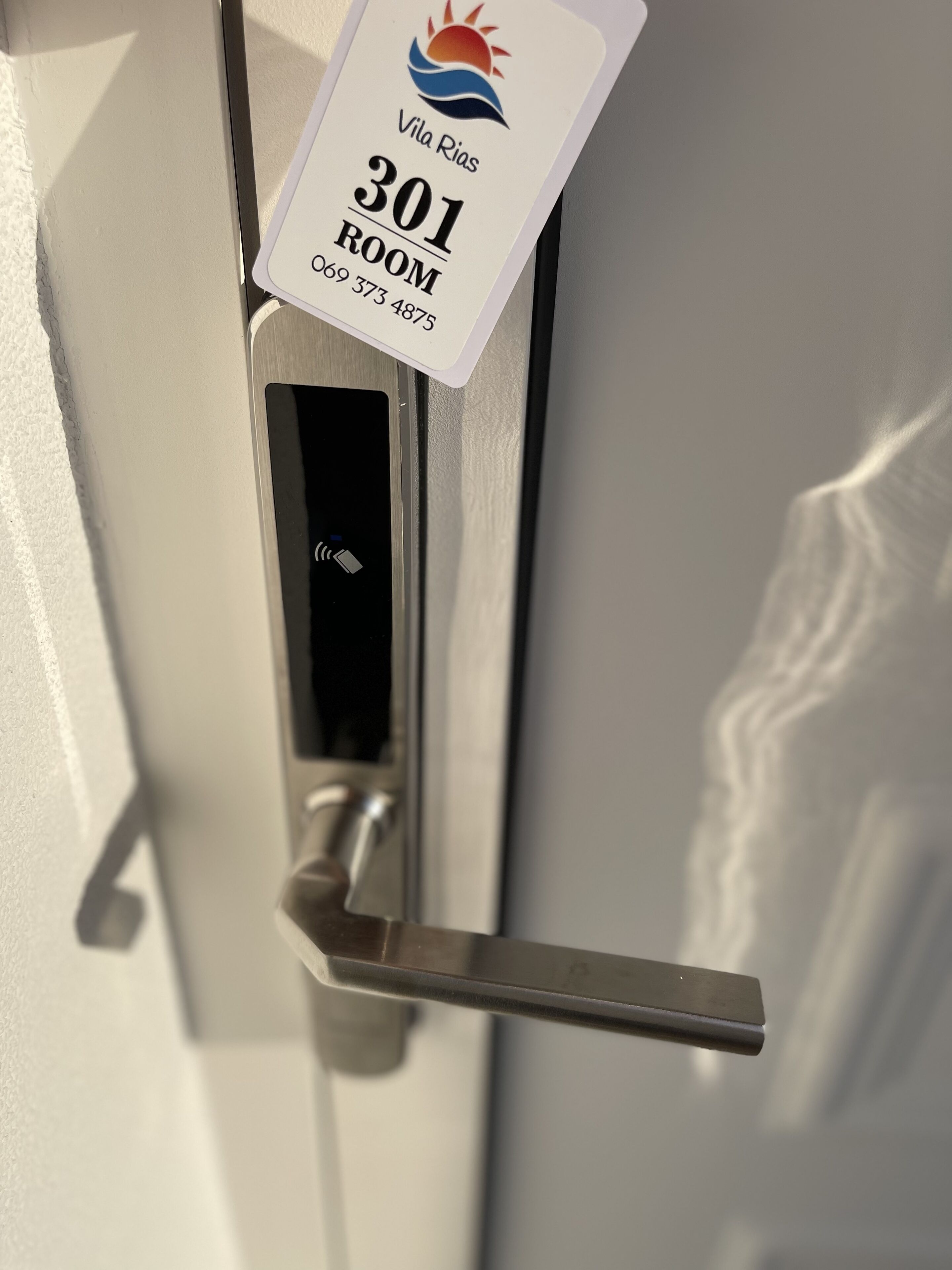 Une porte avec une plaque indiquant le numéro de la chambre : 301.