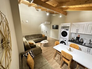 Penthouse | Living area | 32-inch Smart TV with cable channels, TV - Arial Penthouse Suites (Vlorë)
