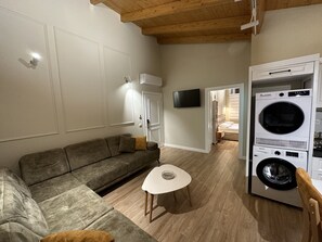 Penthouse | Living area | 32-inch Smart TV with cable channels, TV - Arial Penthouse Suites (Vlorë)