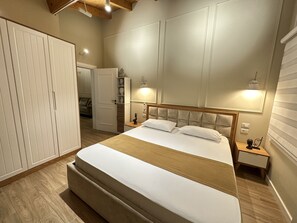 Penthouse | Bộ đồ giường cao cấp, nệm cao su hoạt tính (memory foam), bàn 