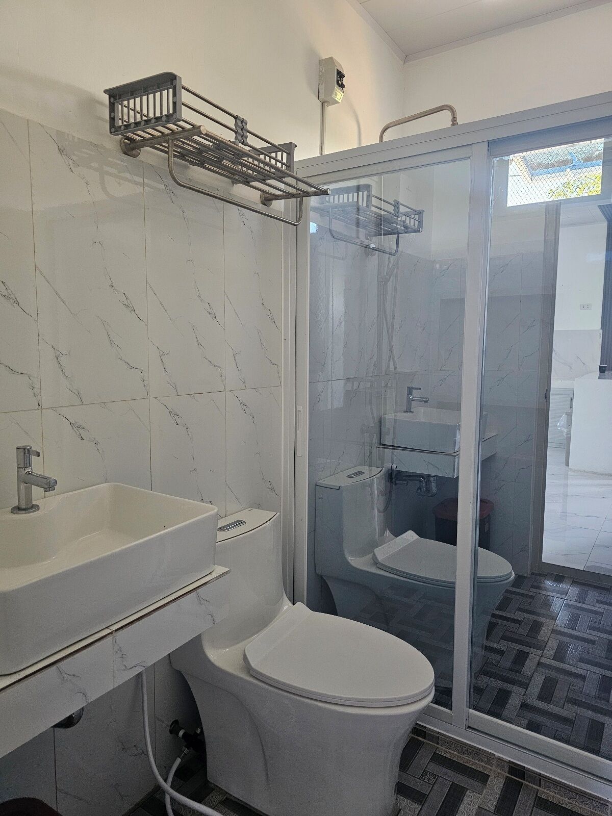Shower, bidet, towels, toilet paper