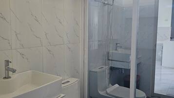 Shower, bidet, towels, toilet paper