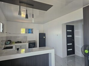 Refrigerador, horno, parrilla de estufa y tetera eléctrica