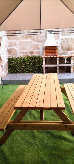 Outdoor dining - Beautiful house to relax in with garden and outdoor pool and Jacuzzi, Santar (Nelas)