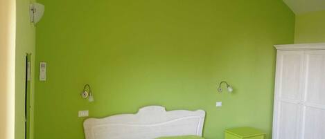 1 slaapkamer, een bureau, een strijkplank/strijkijzer, reisbedje