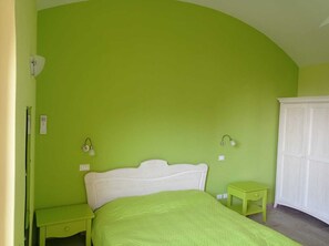 1 Schlafzimmer, Schreibtisch, Bügeleisen/Bügelbrett, Reisekinderbett