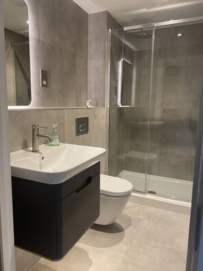 Combined shower/bathtub, hair dryer, towels, soap - Icona - Modern 2 bed apartment (York)