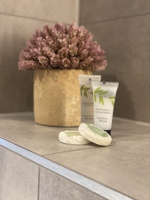 Combined shower/bathtub, hair dryer, towels, soap - Icona - Modern 2 bed apartment (York)