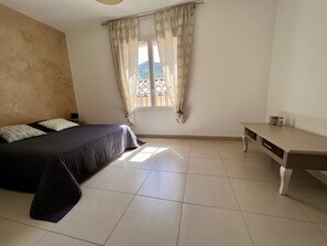2 chambres, fer et planche à repasser, lit de bébé portatif
