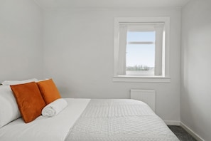 3 bedrooms, iron/ironing board, WiFi