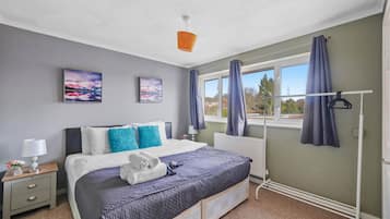 4 bedrooms, iron/ironing board, WiFi, bed sheets