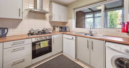 Luxurious 4 bed house Maidstone Home with parking