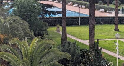 Magnificent 2-room apartment with marina view near the sea