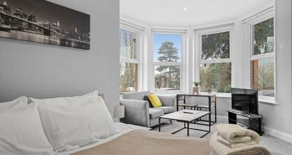 Luxurious Spacious Flat Maidstone with parking